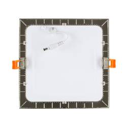 Candeeiro de tecto LED plano de 18 W quadrado em prata.