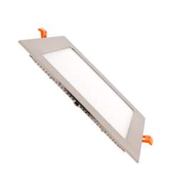 Candeeiro de tecto LED plano de 18 W quadrado em prata.